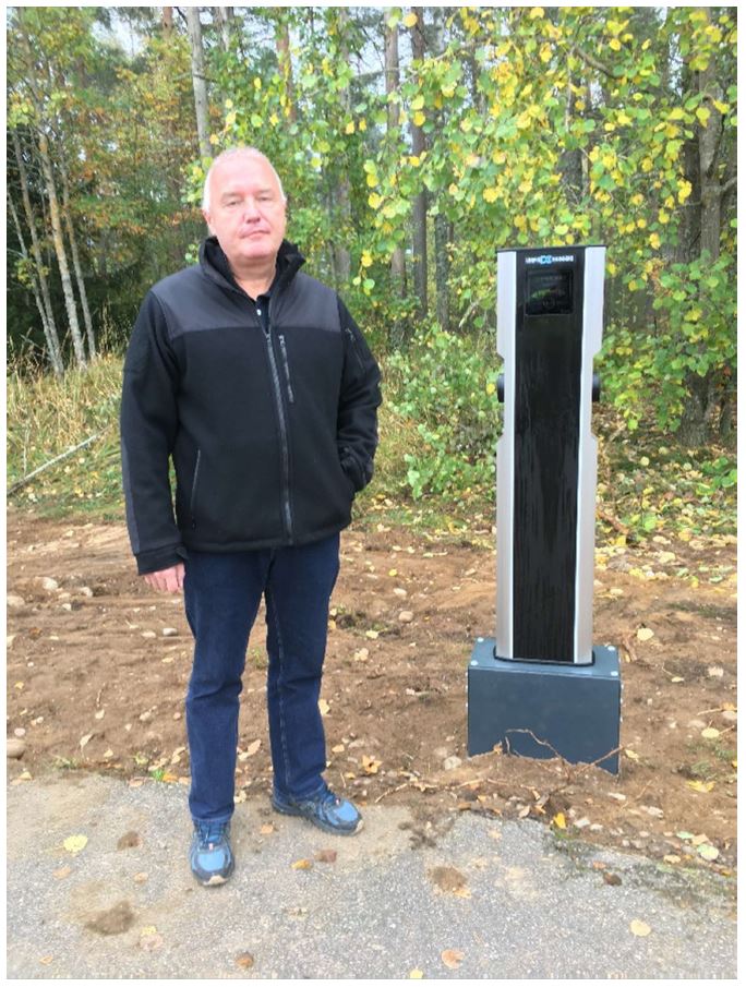 Nummelan Lentokenttäyhdistys Ry:n puheenjohtaja Tom Arppe sähköautojen latauspisteellä. Nummelan Lentokenttäyhdistys Ry:n puheenjohtaja Tom Arppe sähköautojen latauspisteellä.