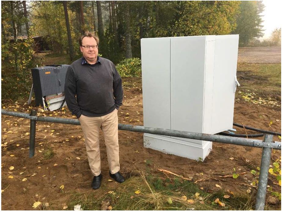 Nummelan Lentokenttäyhdistys Ry:n varapuheenjohtaja Markku Roschier syöttökeskuksen työmaalla. Nummelan Lentokenttäyhdistys Ry:n varapuheenjohtaja Markku Roschier syöttökeskuksen työmaalla.